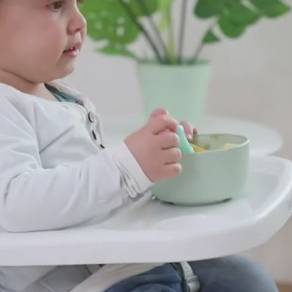 bebe-qui-mange-dans-chaise-appoint 
